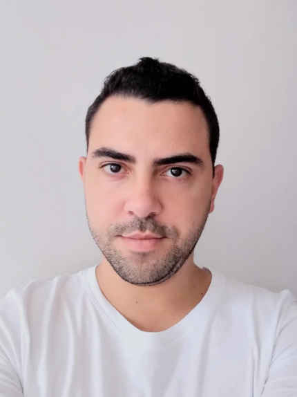 <em>Carlos R.</em>